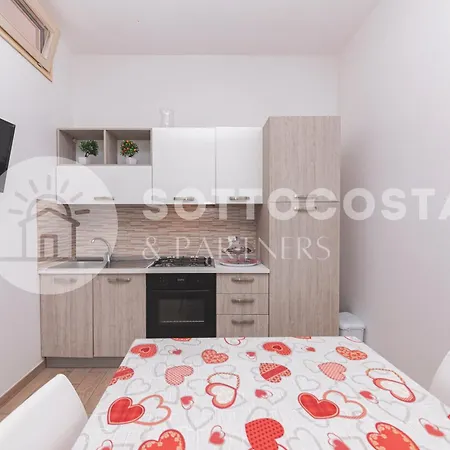 Red Sun Apartment *